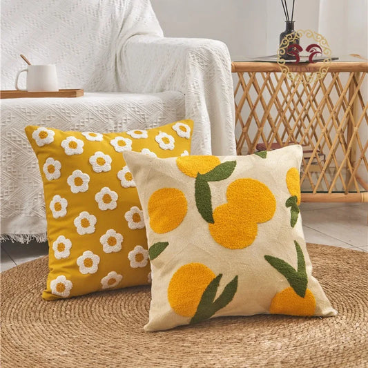 Measuring 45 x 45 cm, this cotton and polyester cushion cover is the perfect size to brighten up your home décor with effortless style and a cozy vibe